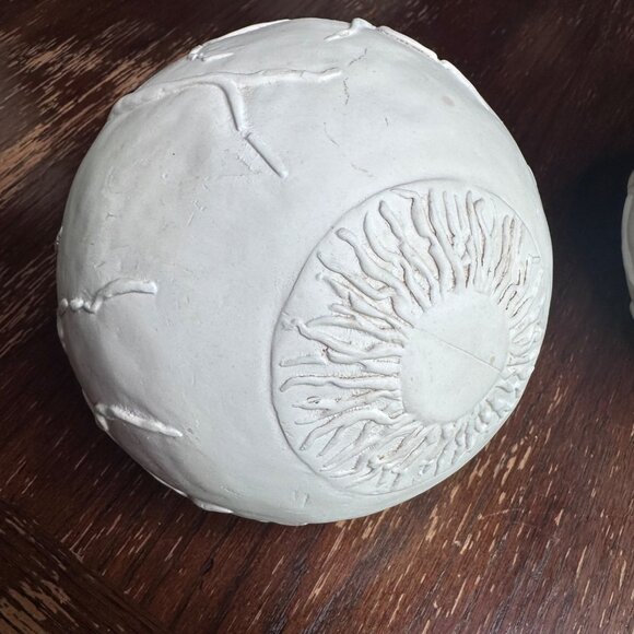 Large White Ceramic Eyeball Bookends With Sculpted Vein & Iris Details - Picture 2 of 13
